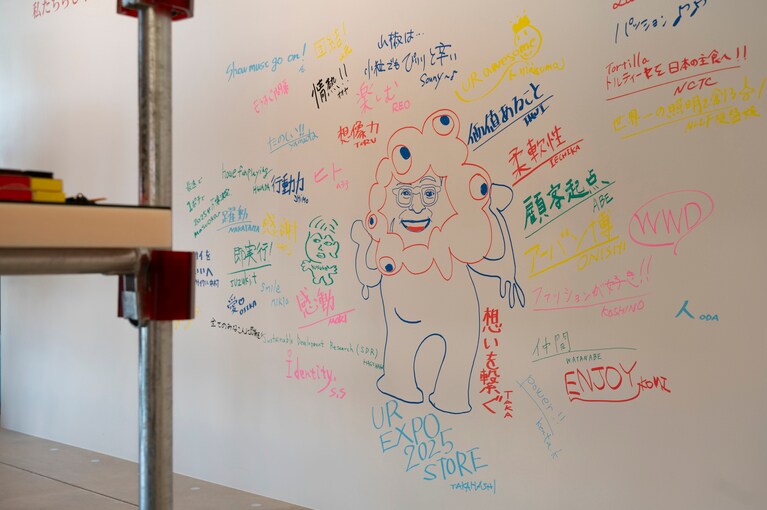 店内の壁一面にはスタッフやお客さんのメッセージが。　写真は万博開幕前のもの。