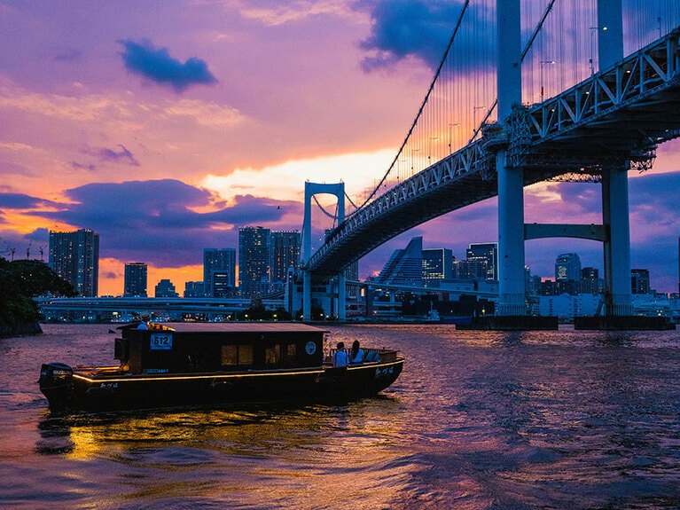 ゆっくりと流れる水辺の景色に心を奪われる、星のや東京の舟あそび。