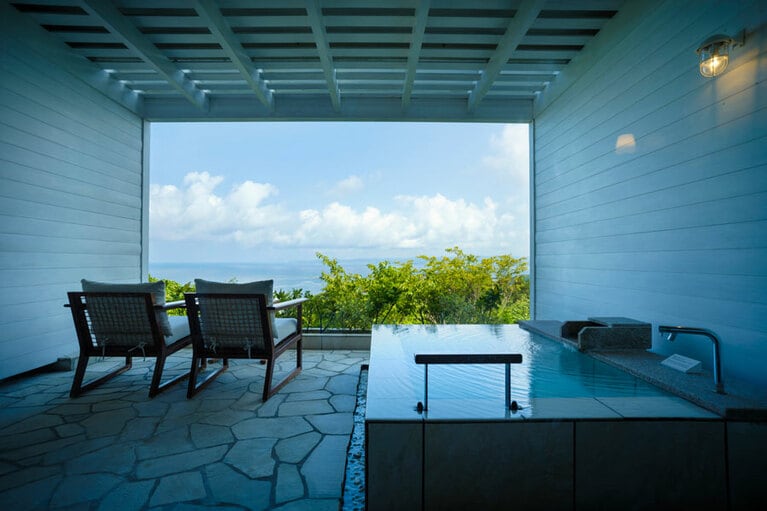 テラスに露天風呂を設えた客室 “オーシャンビュー・ラナイスイート”。