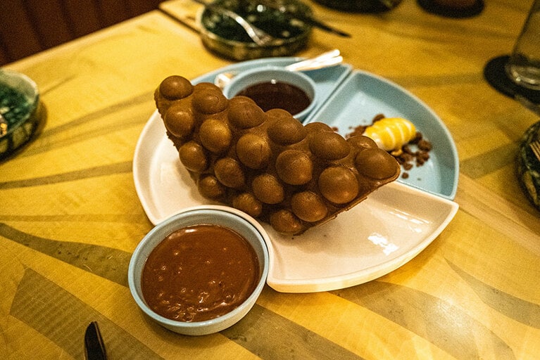 ひとつずつちぎって食べるのが楽しいエッグワッフル。