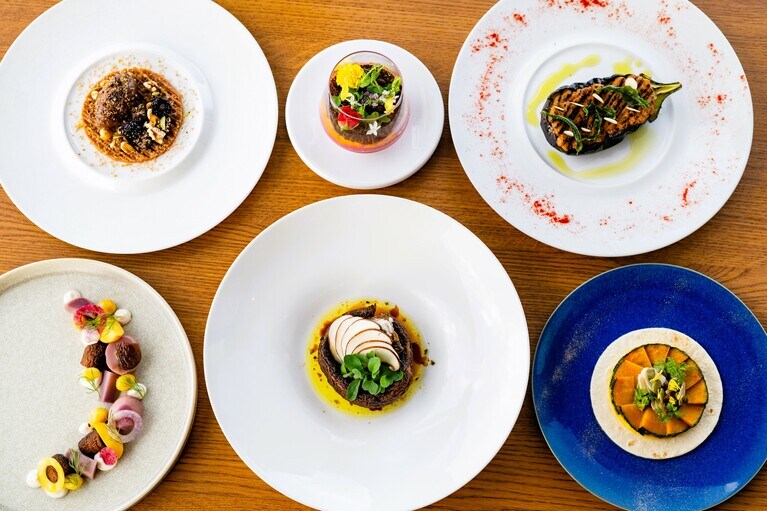 「All-Day Dining OASIS GARDEN」で提供中の「ヴィーガンディナーコース」。茄子とズッキーニの香草グリルなど、四季折々の旬野菜を取り入れ、美しいプレゼンテーションに心が華やぎます。 13,800円。