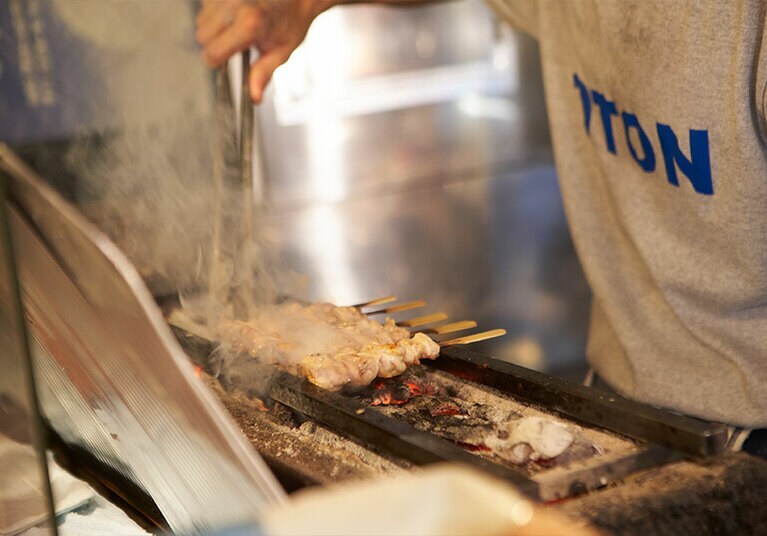 炭火で丁寧に焼いていきます。