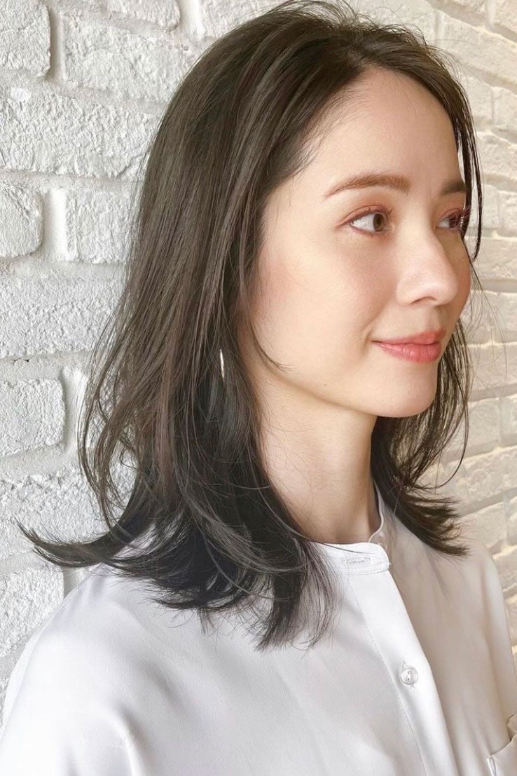 上品にまとまる抜け感ミディ。