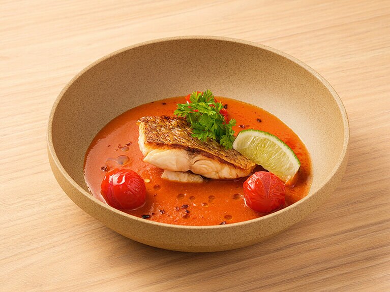 ナイトメニューの「鮮魚のグリル ガスパチョのアラビアータソース」1,650円。