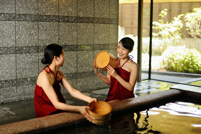 入浴指南は専用の湯あみ着を着用して行われる。