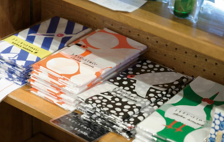 版画家・shoko honmaさんのトキの手ぬぐい。1,650円～。