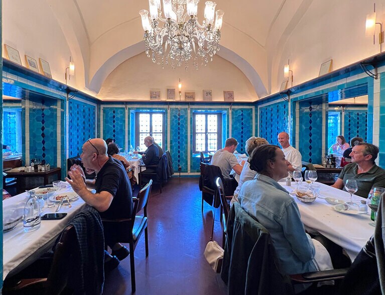 ブルーのタイルとシャンデリアが美しい窓側の部屋。