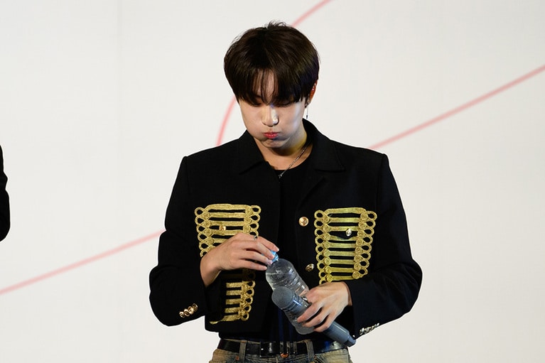 水を飲み、リスのように頬を膨らませるJUNGWON。