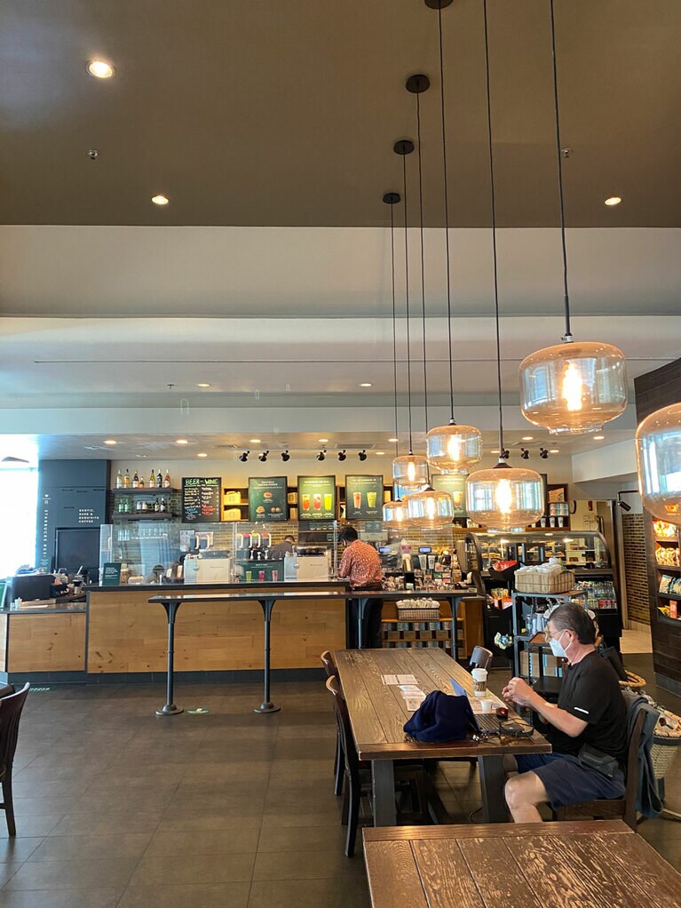 ホテル１階のスターバックス店内。