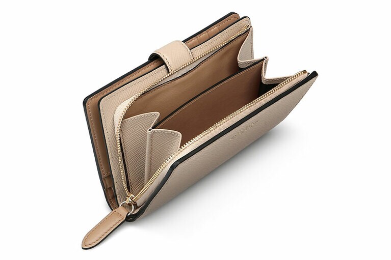 サイズ：W21×H11×D2.5cm(札入れ1、コインケース1、カードスロット10)。