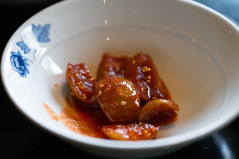 パンチャンのなかでも特にCREAチームが虜になった「梅キムチ」。梅の爽やかな酸味に加え、噛んだ瞬間に広がる甘みとピリ辛の余韻がクセになります。