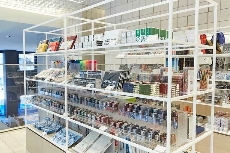 ステーショナリーからアパレル、アクセサリーまで充実のラインナップ。