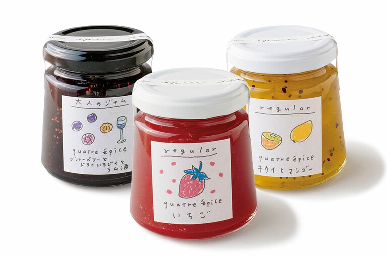 左から：ブルーベリーとドライいちじくとラム酒のジャム、いちごのジャム、キウイとマンゴーのジャム 各140ml 650～800円／quatre épice