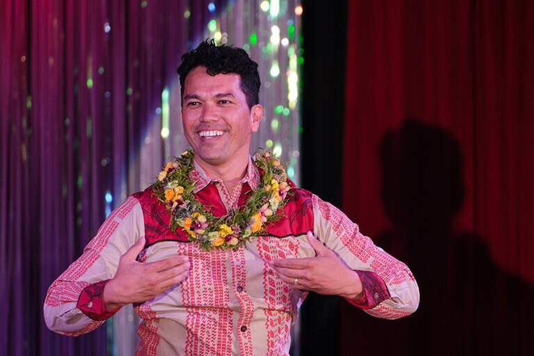 カレオ・トリニダッド氏は、ホノルル生まれ。名門カメハメハスクールの第4代クムフラ（フラの指導者）であり、世界各地に赴き、ハワイの文化や芸術を伝え続けている。