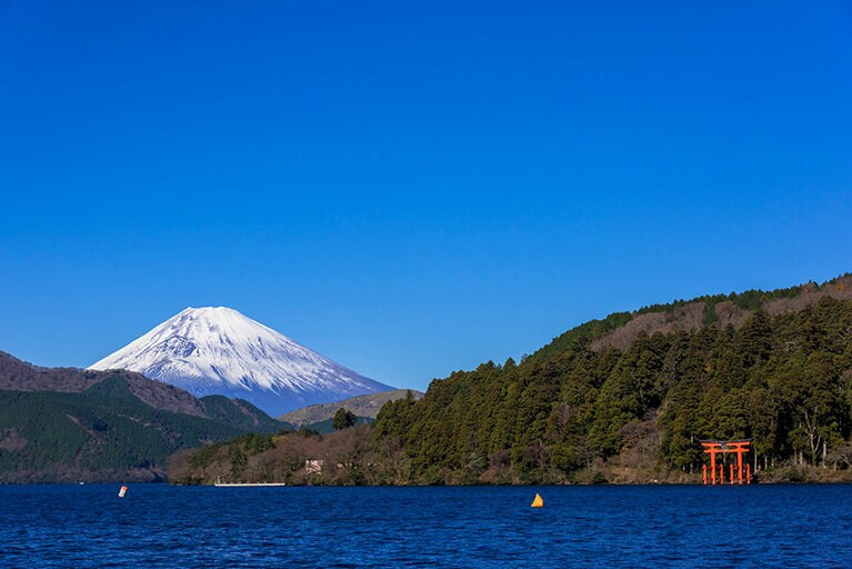 芦ノ湖。写真：アフロ