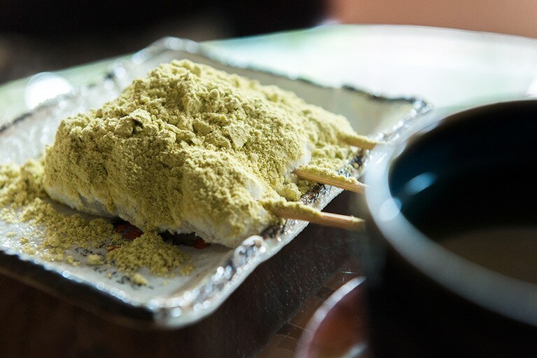 三井寺力餅本家「力餅」3本 450円(お茶付き)。