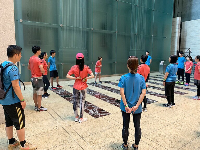 丁寧な指導のもと、入念にストレッチ。