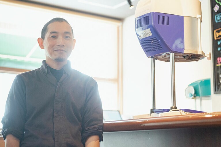 店主の江良保正さん。