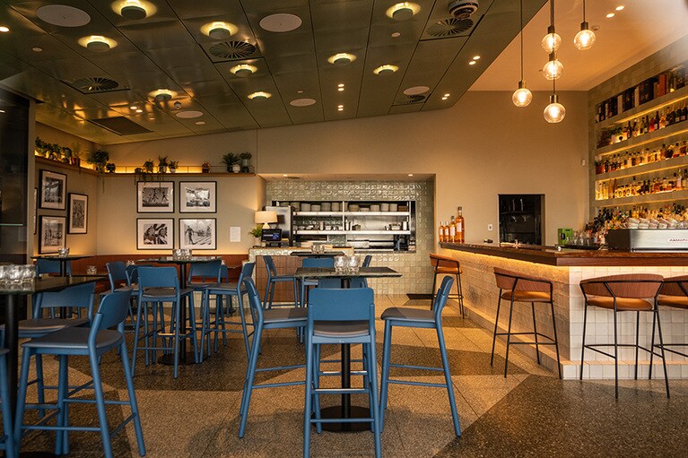 新鮮なシーフードとともにシャンパンやカクテルを味わえる「エキシビショニスト・バー」。リラックスできるカウンター席のほか、展望スペースもあります。