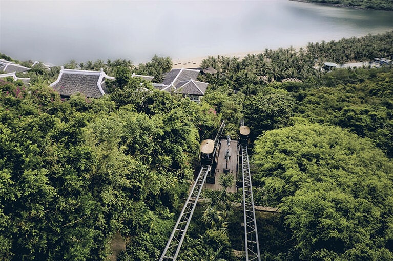 高低差のある敷地内を行き交うのは、ベトナムの伝統的な籠を模したケーブルカー。