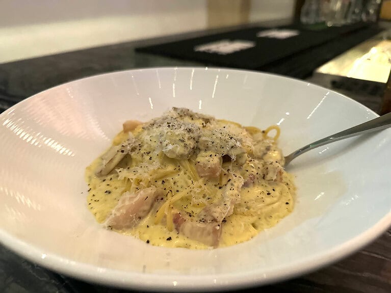 スパゲッティカルボナーラ28ドル（トリュフ追加でプラス15ドル）。