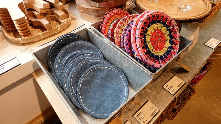 デニム地の鍋敷きも人気です。