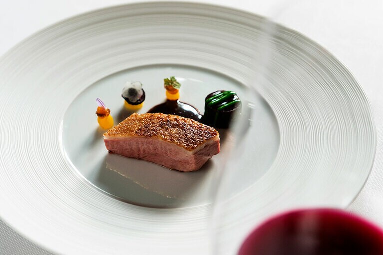 コーヒーソースといただく“鴨の胸肉の炭火焼”。カラフルな付け合わせは、ビーツのバリエーション。