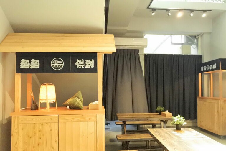 イートインスペースは約12席ある。