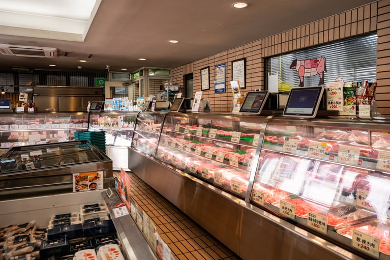 精肉や加工肉がずらり。