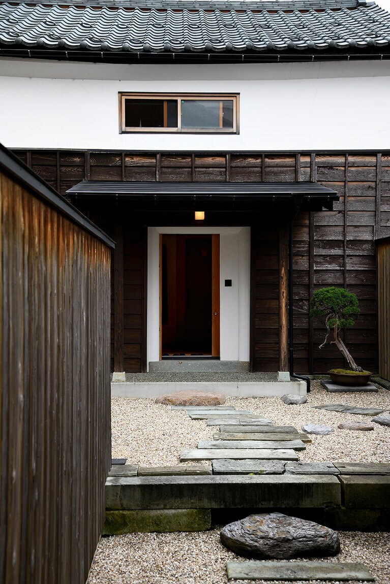 写真左：客室「流水」は、坪庭の奥に離れも。
写真右：キッチンの引き出しには、当時の器が。