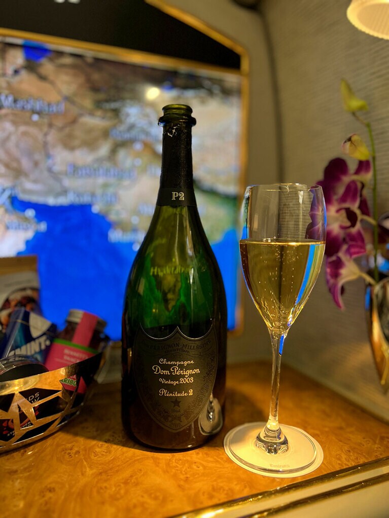離陸前のウェルカムドリンクにシャンパンをお願いしたら、いきなり黒ラベル！　期間限定で、「ドン・ペリニヨン」のスペシャルビンテージが！