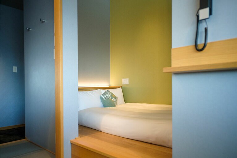 ベッドスペースの上部には電源なども付いています。