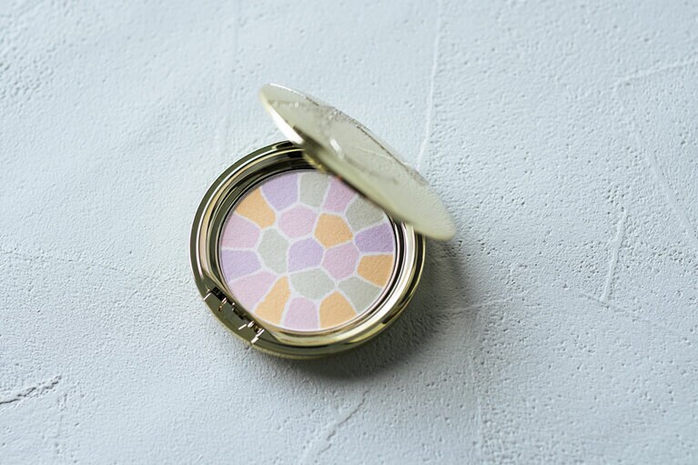 毛穴をカバーしながら厚みを感じさせない質感で、きめ細かい肌を演出。耐水性・耐油性に優れたパウダーが、化粧くずれやテカリを抑え美しい仕上がりを長時間キープすると話題を呼んだバズコスメ。ラ プードル オートニュアンスⅠ8.8g 11,000円／エレガンス