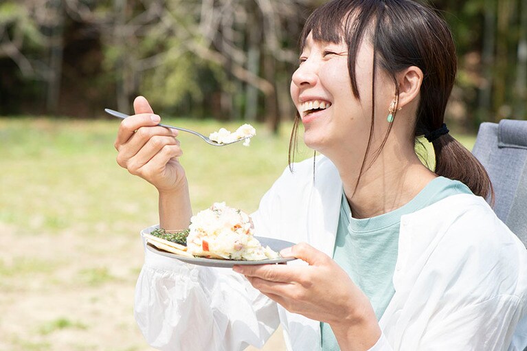 外で食べると、なぜこんなに美味しいのだろう。日頃の疲れを忘れ、“花も団子も”満喫する吉川さん。