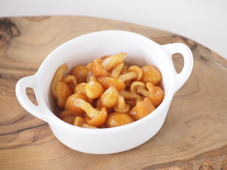 味噌汁でおなじみのなめこ。和え物にする際にはサッと茹でてから。