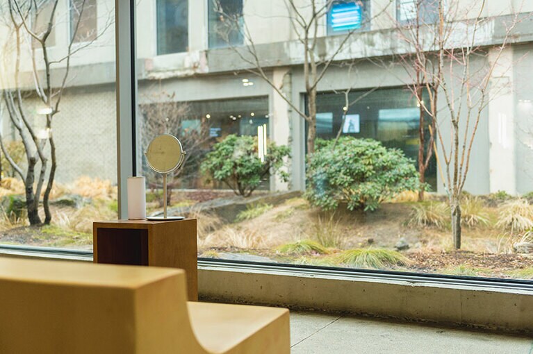 中庭を眺めながらひと息つけるベンチも。