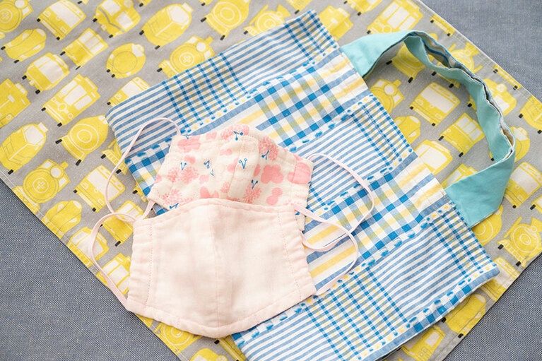 衣類スチーマーを使って、布ものアイテムの除菌ケア。特に、どこでもベタベタ触ってしまう子ども関連のものをケアしておくと、母親としてはものすごく安心。