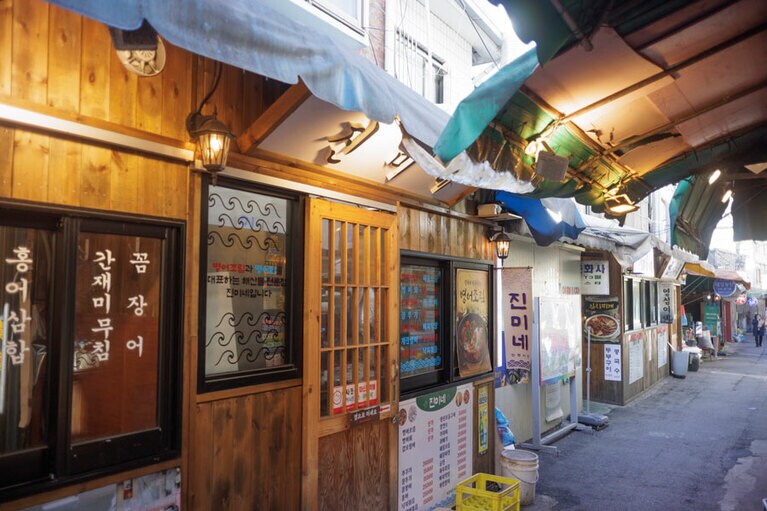 食堂としても居酒屋としても人気。