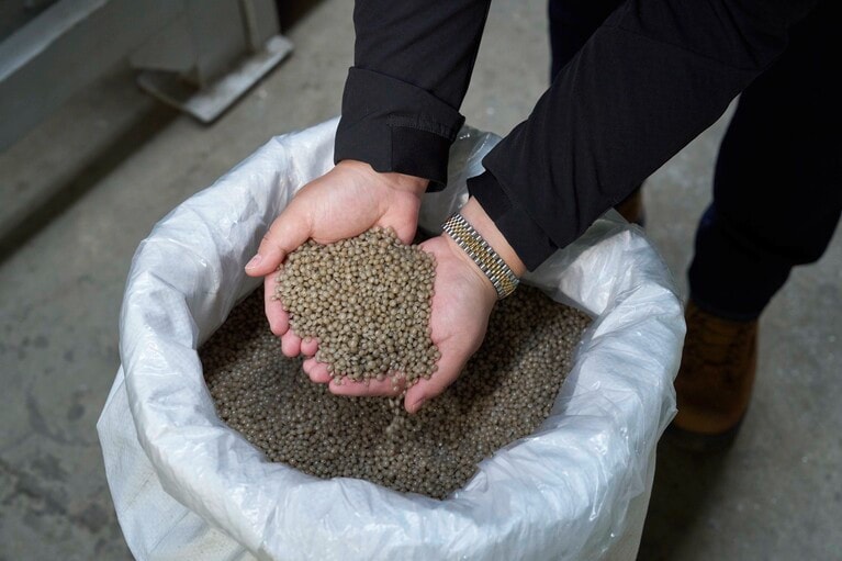 プラスチック廃棄物から成形された粒状の固形物。これからがアップサイクルのプロセスの始まりだ。© Rolex/Greg White