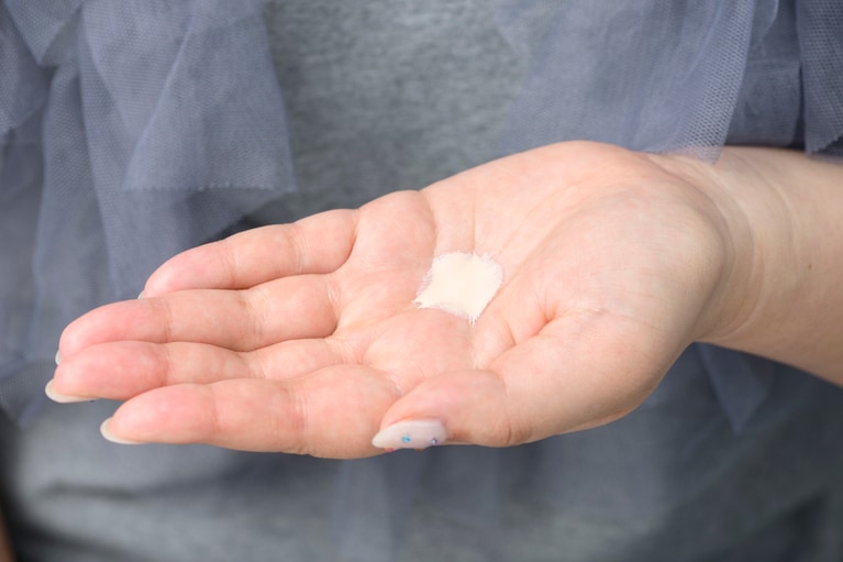 手のひらに適量をとる。