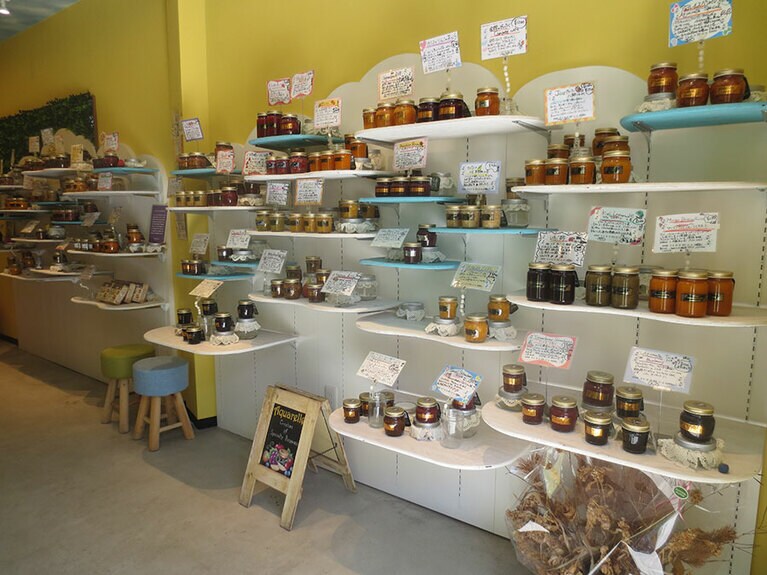 壁面の棚にはジャムやコンポート、ピクルスやサルサの瓶詰がぎっしり。