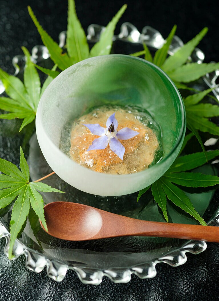 分解＆再構築された鮒ずし。なんとも美しい。ジュレとともにさっぱりといただく。これぞ酒肴。