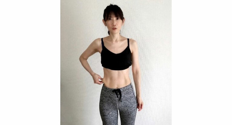 向かって右のワキ腹をつまぷるした後です。右がスッキリしたのに比べて、左にはまだムダ肉が。