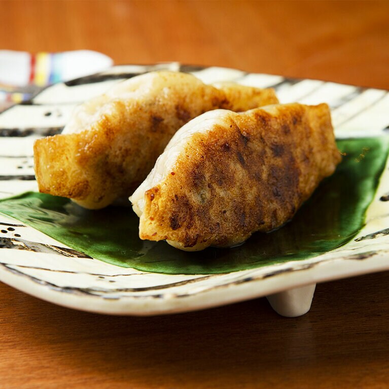 肉々しく食べ応えのある「もち豚ぎょうざ」(900円) Photo：Tadashi Shirasawa