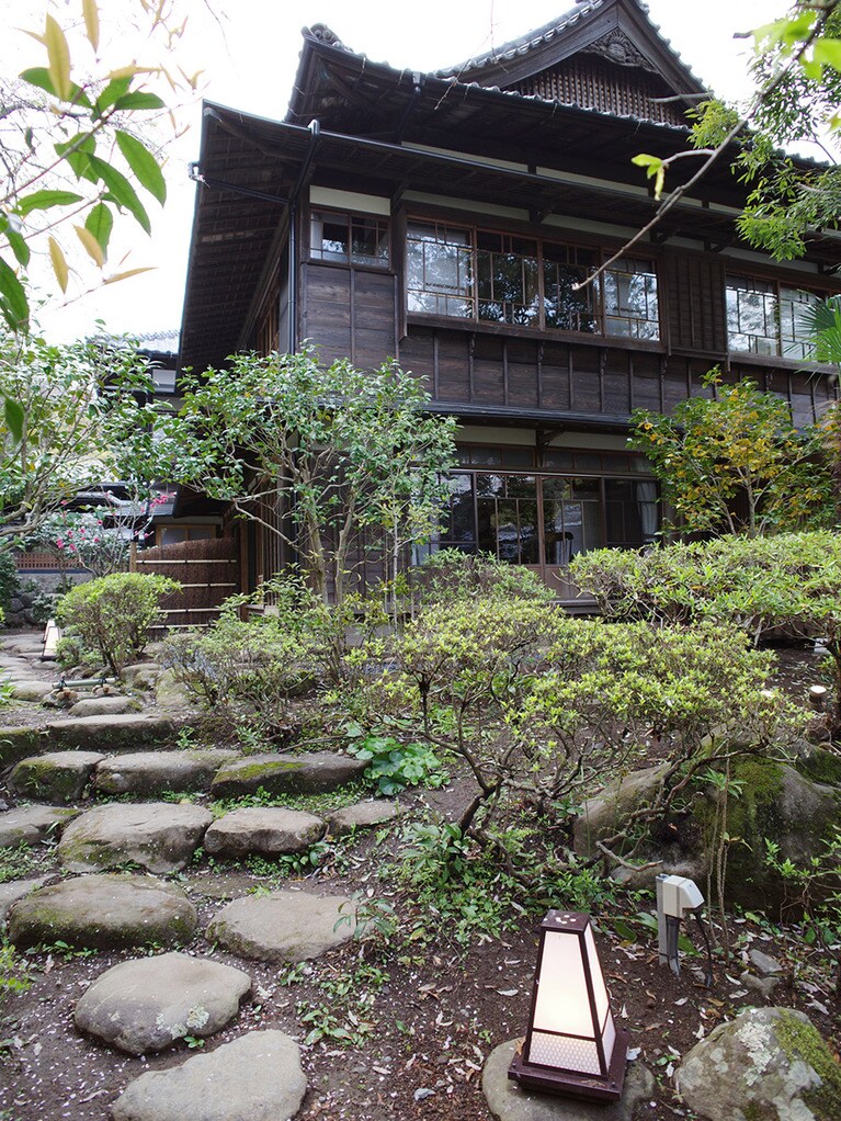 野趣溢れる中庭には池と滝がある。中庭から眺める旅館も風情たっぷり。