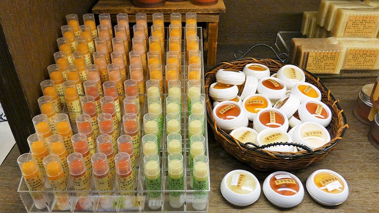 以前、本連載でも紹介したことがある「Ki媽」のリップクリームや「茶籽堂」のシャンプーやリンスなど人気スキンケア商品も多数取り扱っています。