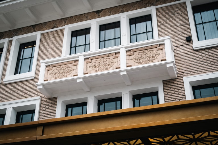 「弥栄会館」のタイルを再利用したファサード部分。中央の横に3つ並んだテラコッタ（素焼きレンガ）は、帝国ホテル二代目本館（ライト館）と同じ常滑のレンガ精製所で作られている。