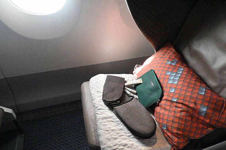 スリッパや靴下、コスメ、アイマスクやイヤープラグなどのアメニティキットは英国王室御用達ブランドのペンハリガン（PENHALIGON'S）。