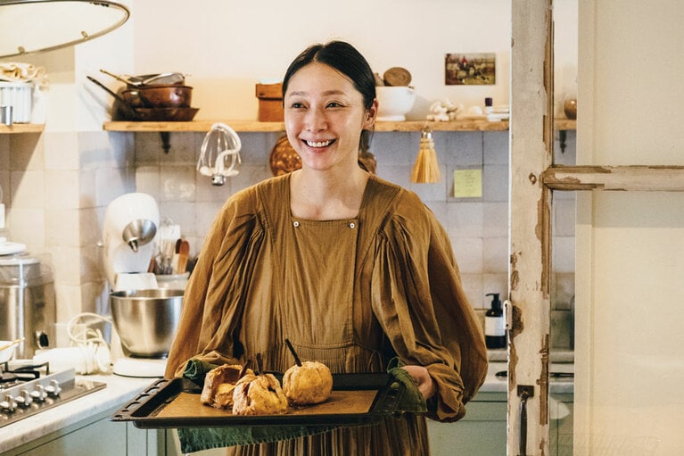 長田佳子さん。写真の「パイで包んだ焼きりんご」のつくり方は、こちらの記事(https://crea.bunshun.jp/articles/-/28215)をチェック！