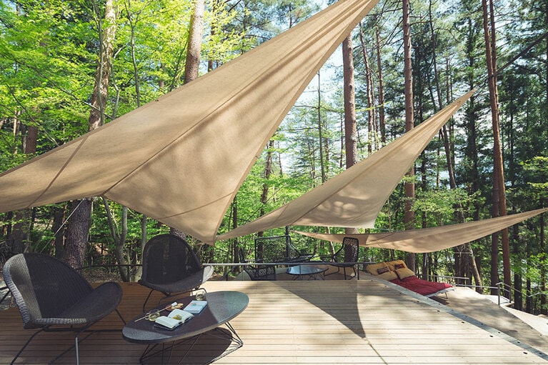 暑さが和らぐこれからの季節は、タープの下で飲みものや本を楽しむのもいい。